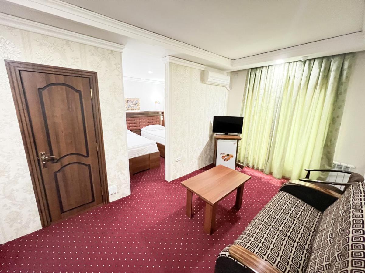 Hotel Reikartz Urgencz Zewnętrze zdjęcie